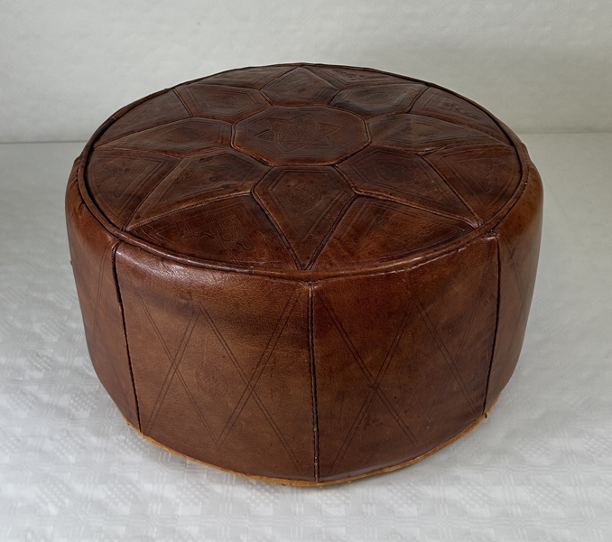 Sittpuff, läder, 1900-talet.