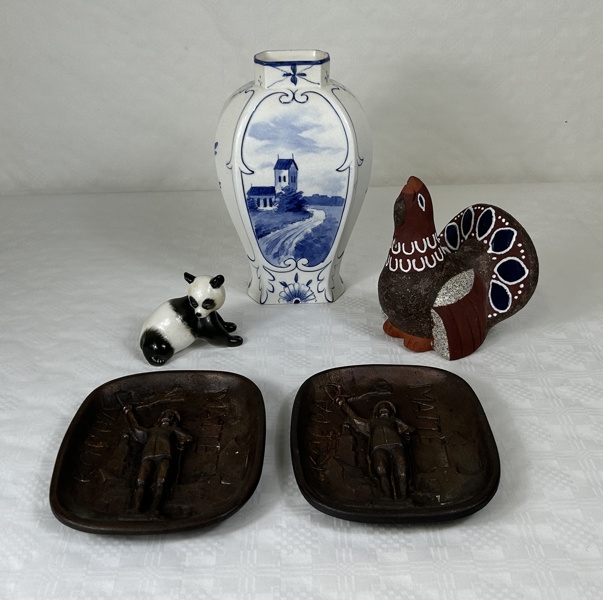 Diverse porslin och keramikföremål.