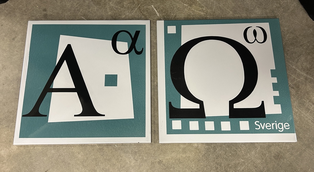Plåtskyltar, 2st, Omega och Alfa.