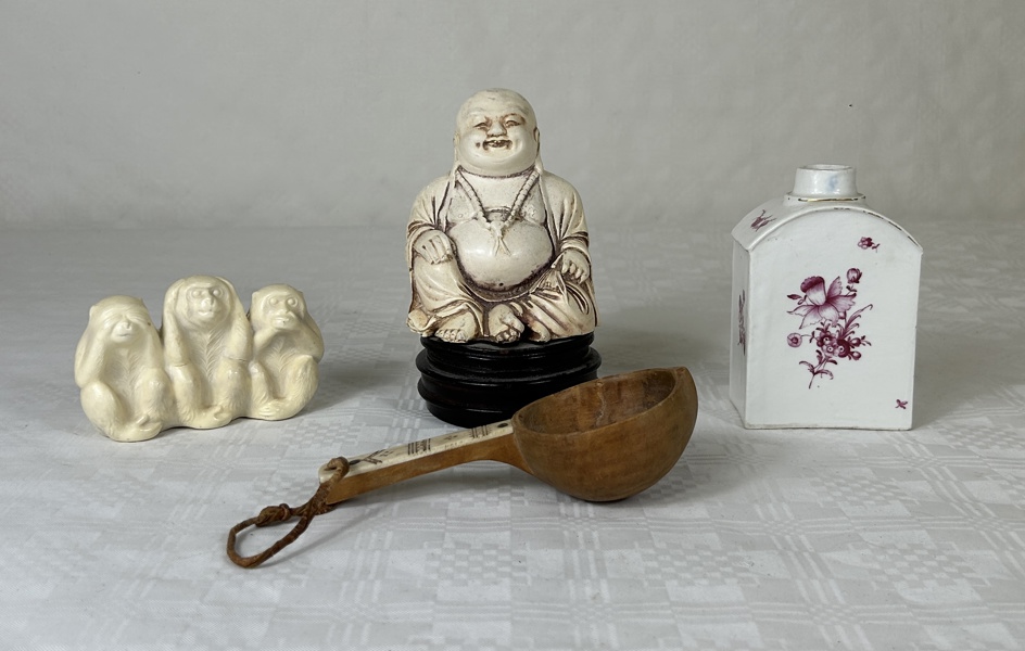 Låda diverse, bla Buddha.