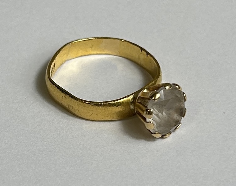Ring, 23k guld, med sten.