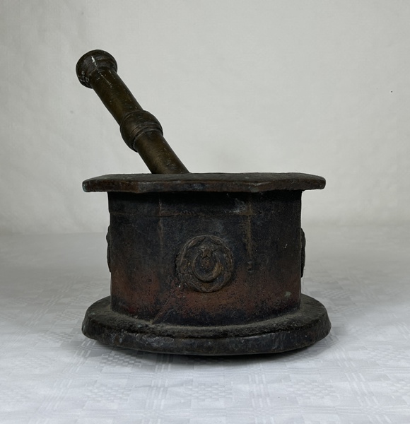 Mortel, 17/1800-tal. Mässing/brons