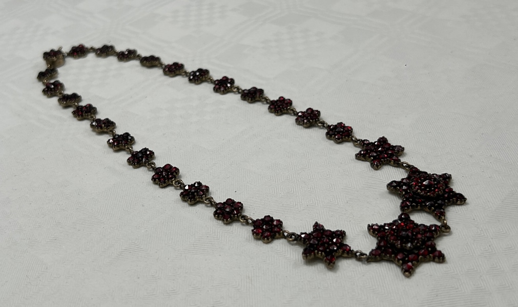 Halsband, förgyllt silver med granater, 1800-tal.
