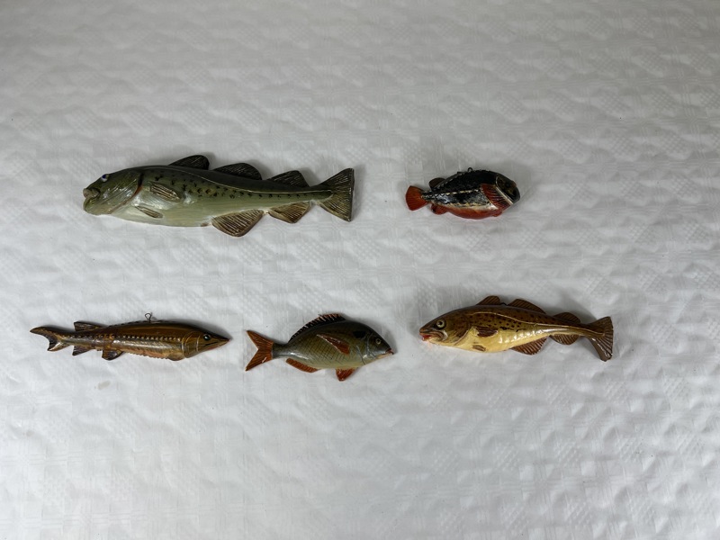 Fiskar, 5 st, gips, bla Helge Ström.