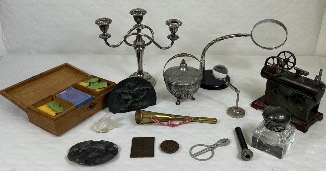 Diverselåda, bla 1 öre 1677 som brosch