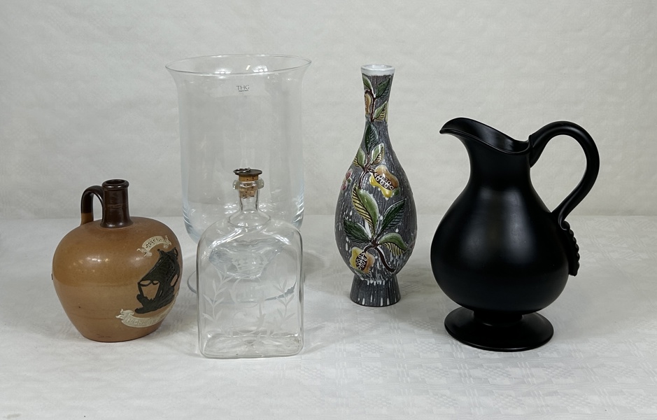 Glas- och keramikföremål, en Gustav III karaff.