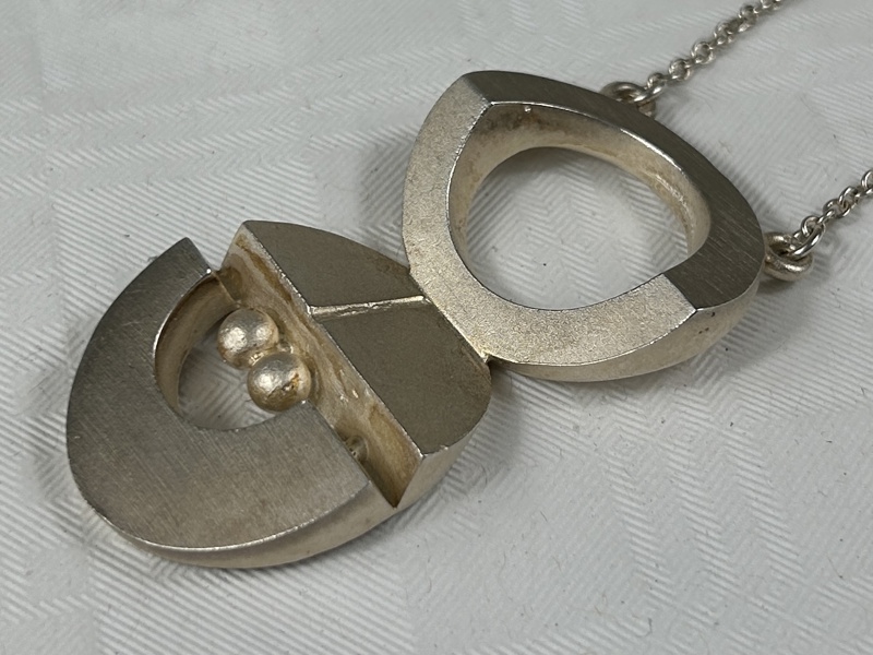 Jorma Laine. Halsband, med hänge, silver.