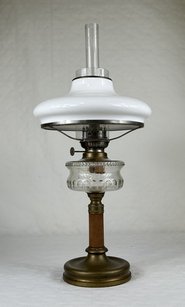Bordsfotogenlampa. Mässing/trä, 1900-tal.