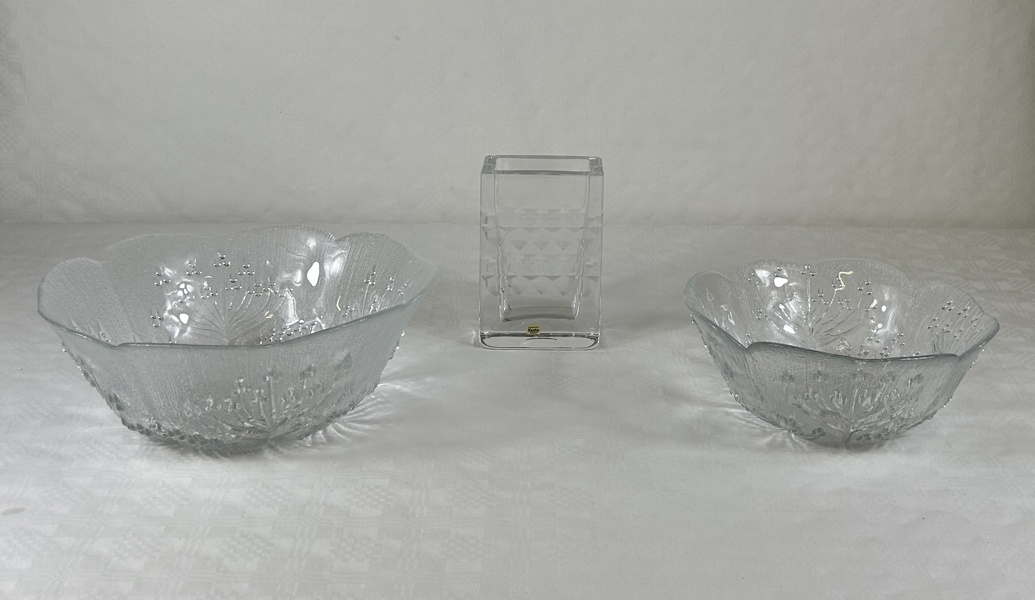 Glasskålar, 2st, "Hundkex" Pertti Kallioinen, en glasvas, Kosta, Göran Wärff, signerad.