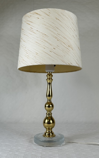 Bordslampa, gulmetall och glas, Falkenbergs, 1900-talet.