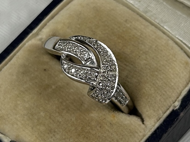 Ring, vitguld 18K, med diamanter och stenar.