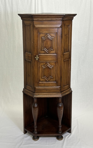 Hörnskåp, barockstil, 1900-tal.