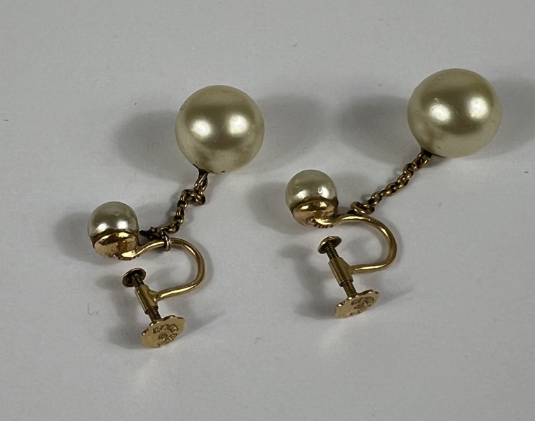 Örhängen, ett par, 18k guld, med pärlor.