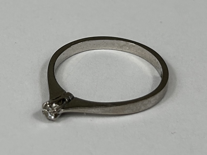 Ring, 18k vitguld, med diamant 0,05ct.