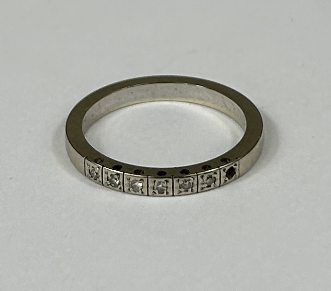 Ring, 18k vitguld, med stenar.