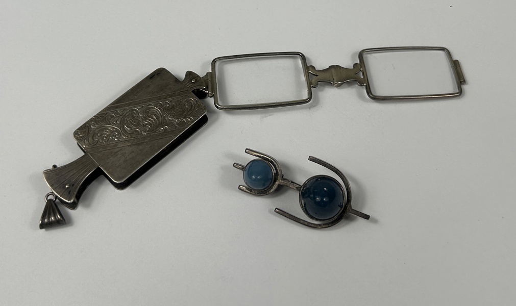 Victor Jansson. Lornjett och en brosch, silver, 1946.