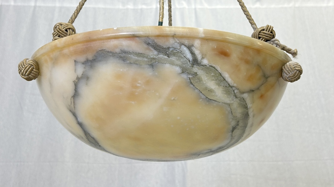 Taklampa, alabaster, 1900-talets första hälft.