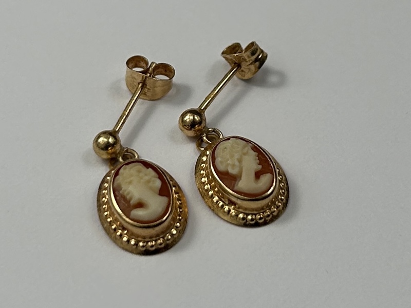 Örhängen, ett par, 18k guld med caméer.