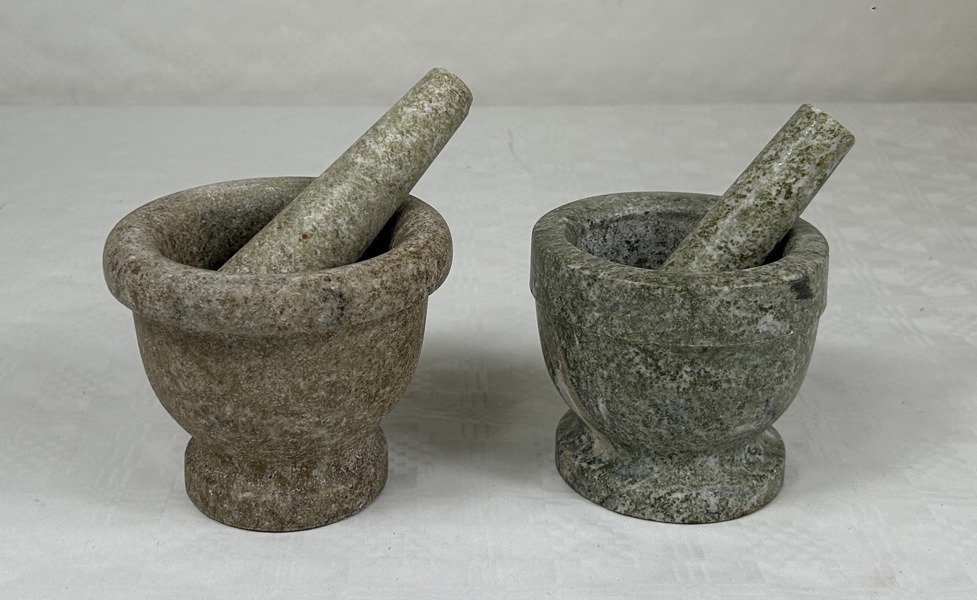 Mortlar, 2 st, med stötar, marmor, 1900-tal.