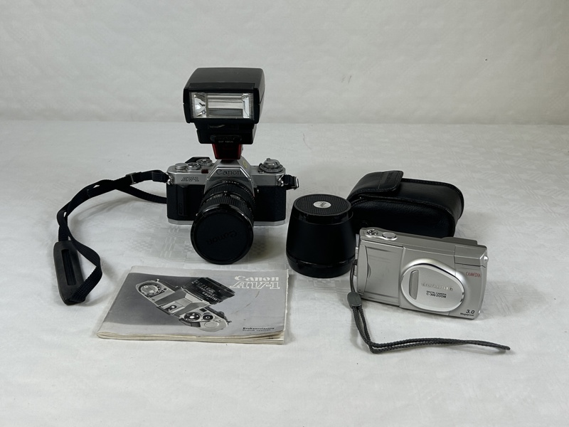 Kameror, 2st, Canon AV-1 och Olympus, och en högtalare.
