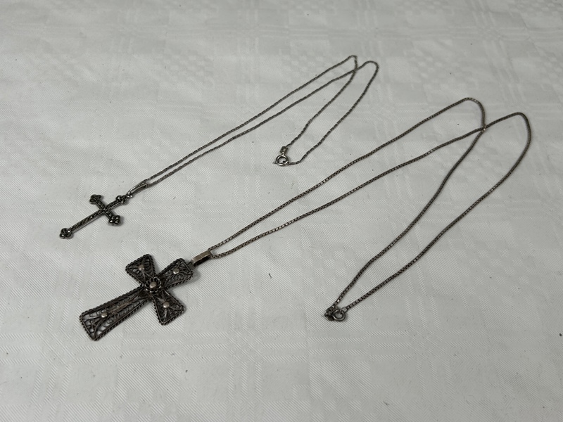 Halsband, 2 st, med kors hängen, silver.