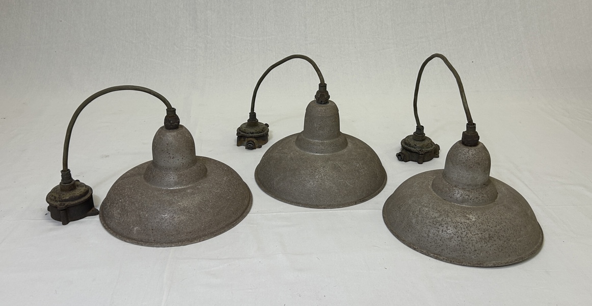 Industrilampor, 3 st, metall, 1900-tal.
