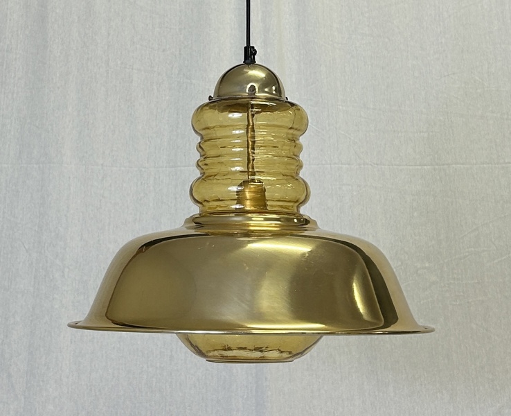 Taklampa. 1970-tal, Flygfors, formblåst gultonat glas, skärm i mässing.