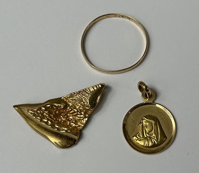 Ring och två hängen, 18k guld.