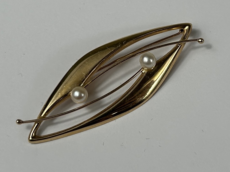 Brosch, 14k guld, med två pärlor.