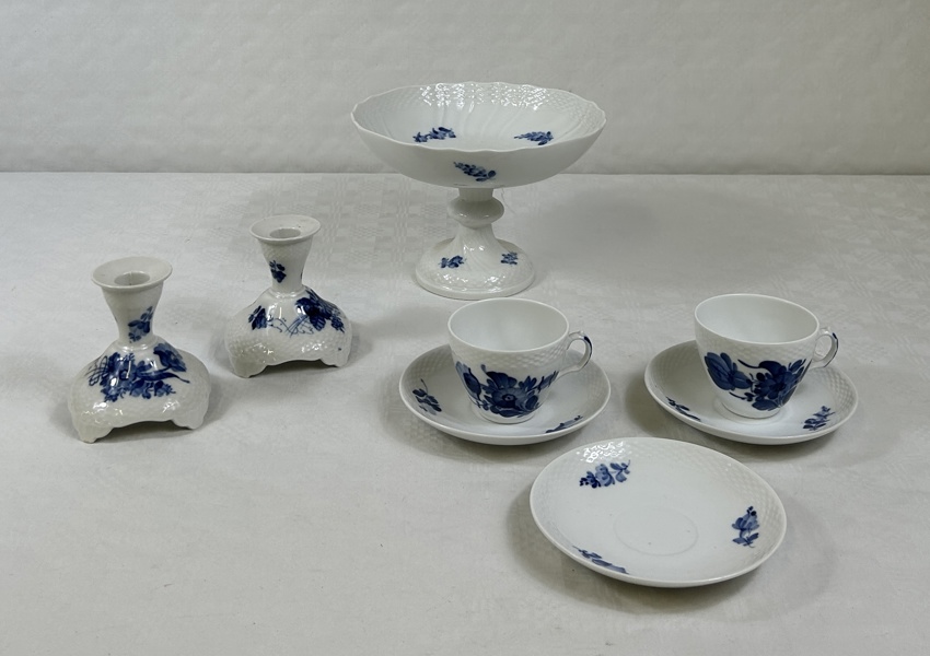 Porslin, 8 delar, "Blå blomster", Royal Copenhagen.