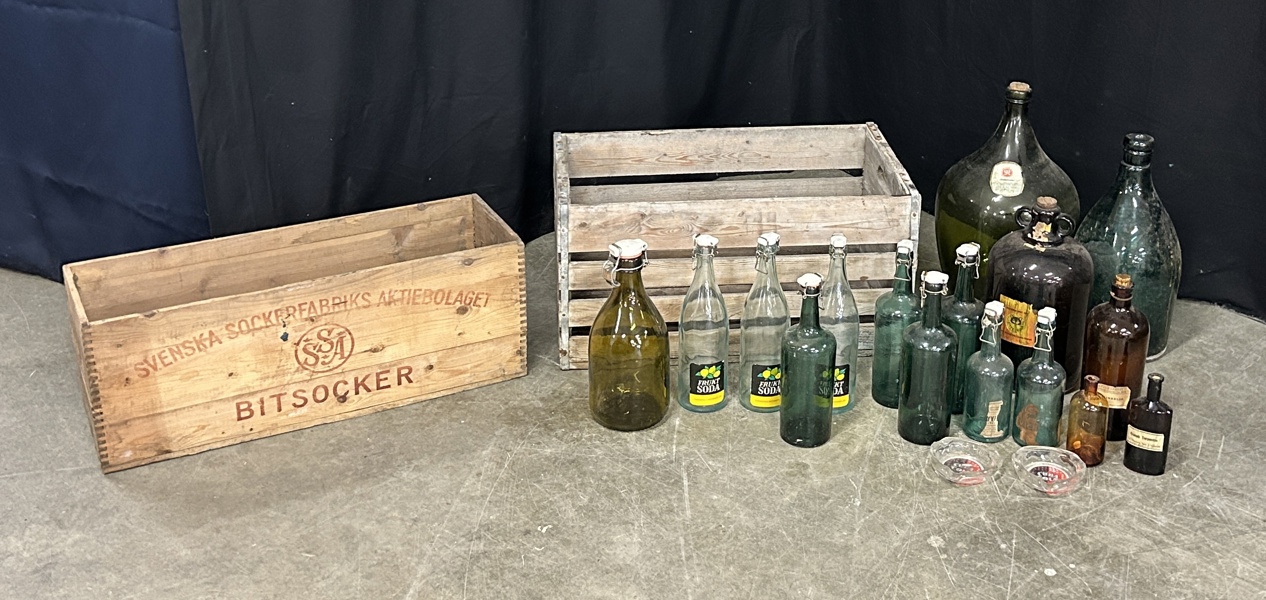 Flaskor och trälådor, en "Bitsocker" låda.