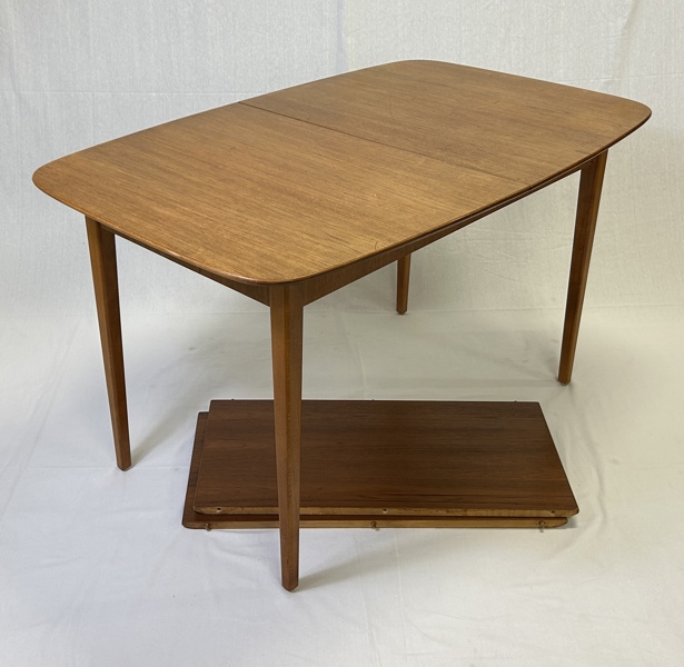 Matbord, teak, 1960-tal, två iläggsskivor.