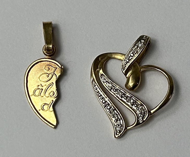 Hängen, 2 st, form av hjärtan, 18k guld.