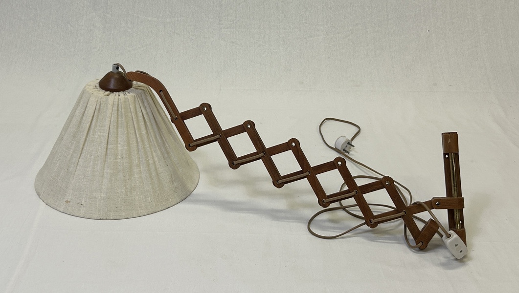 Vägglampa, saxmodell, teak, 1950-tal.