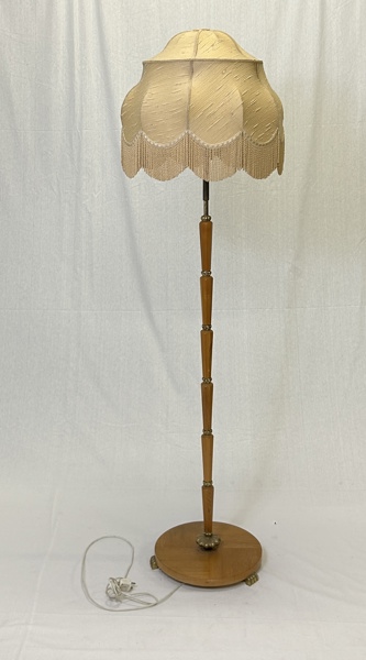 Golvlampa, mässing/trä, 1900-tal.