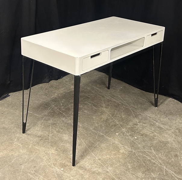 Skrivbord med metallunderrede