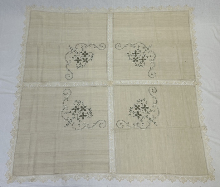 Handbroderad duk. 1900 talets början 