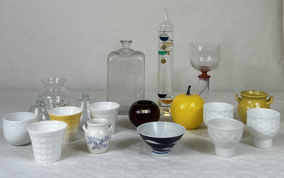 Diverse glas och porslin, bl a Royal Copenhagen. 