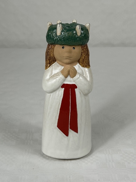Lisa Larson. Figurin, "Lucia" ur serien "Stora Luciatåget", K-studion, Gustavsberg.