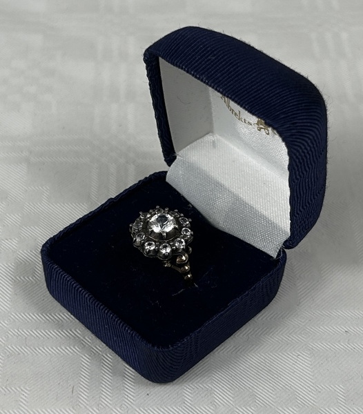 Ring, Art Deco, 18k guld, med stenar, 1936.