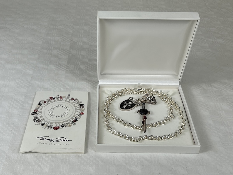 Thomas Sabo. Silverhalsband med berlocker.