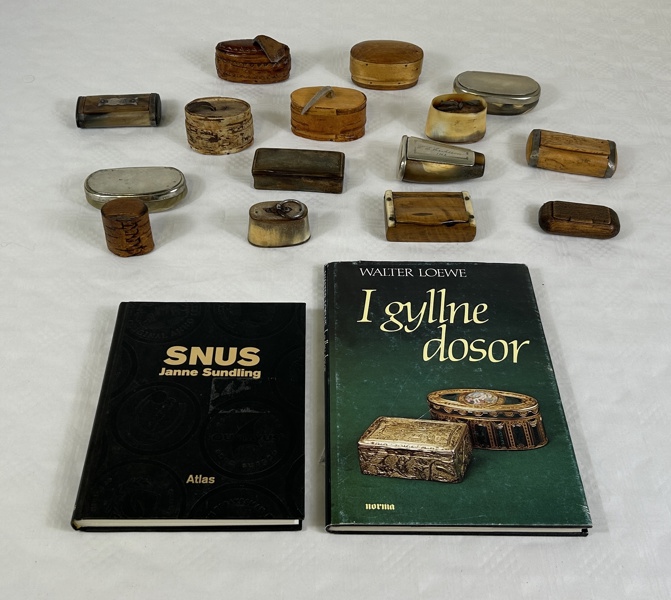 Snusdosor, 15 st, med två faktaböcker, 18/1900-tal.