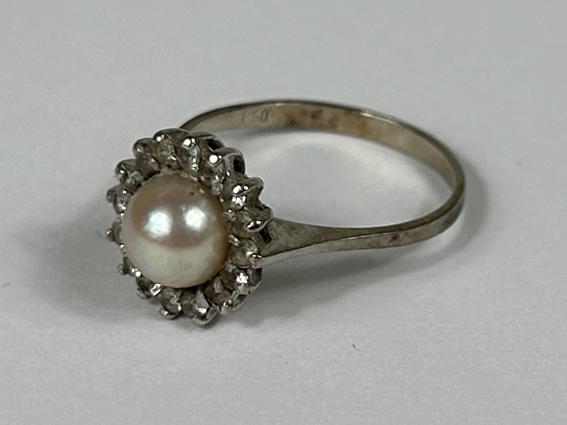 Ring, 18k vitguld, med en pärla och stenar.