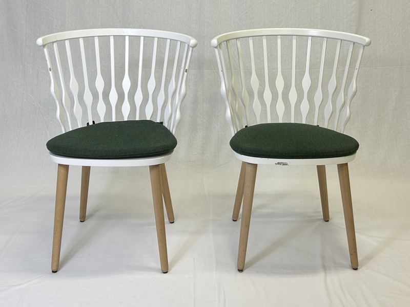 Patricia Urquiola. Matsalsstolar, ett par, Nub SO 1420.