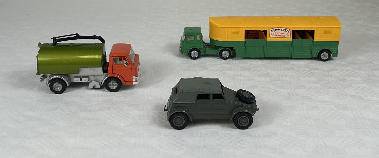 Plåtleksaksbilar, 3 st, Dinky- och Corgi Toys.