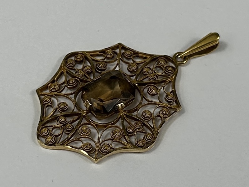 Hänge, 18k guld, med en sten, 1939.