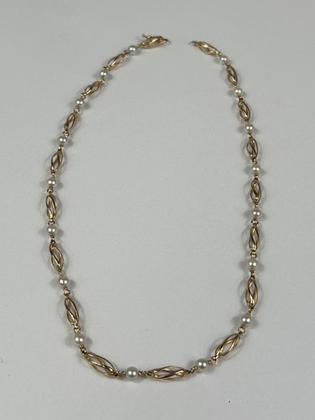 Halsband, 18k guld, med pärlor.