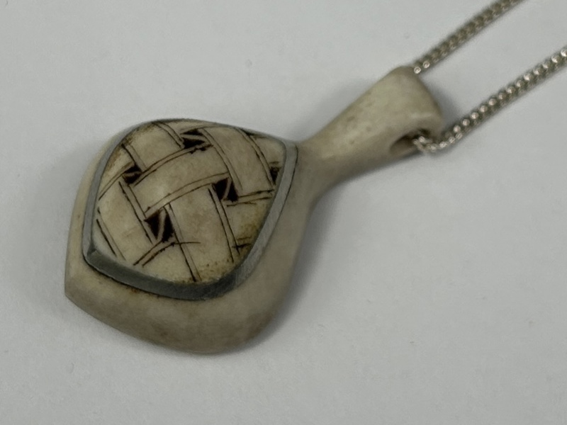 Sven-Åke Risfjäll. Halsband med hänge, silver/horn.