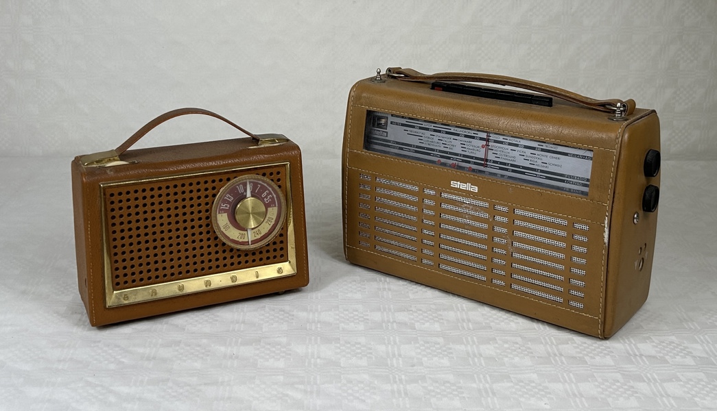 Radioapparater, 2 st, Grundig och Stella 1615.