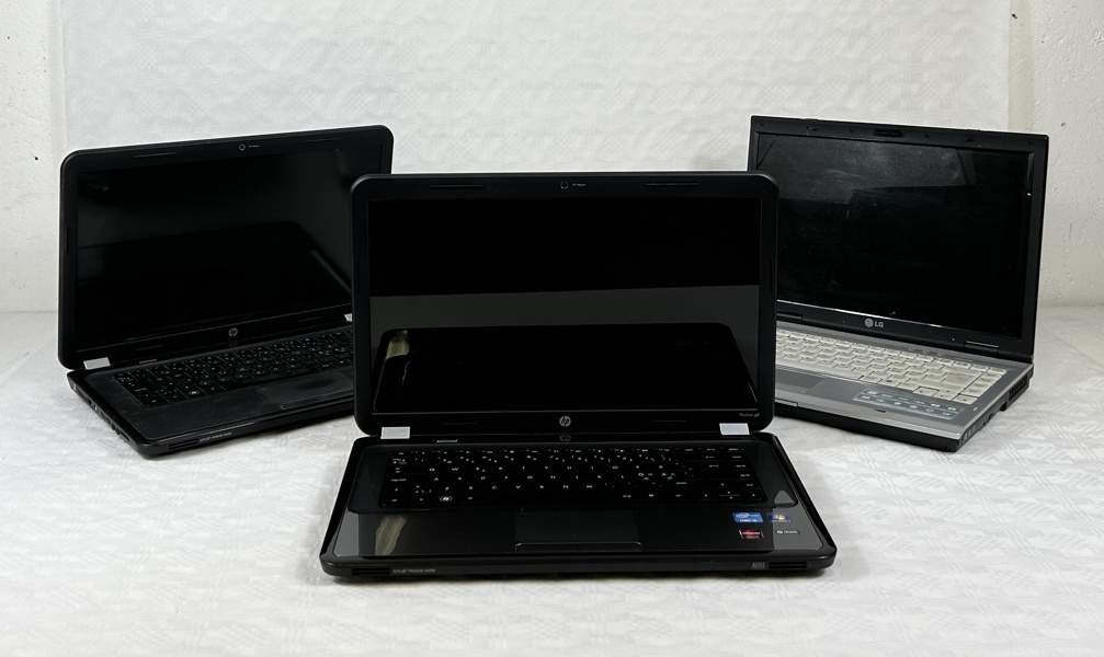 Laptops, 3 st, HP och LG.
